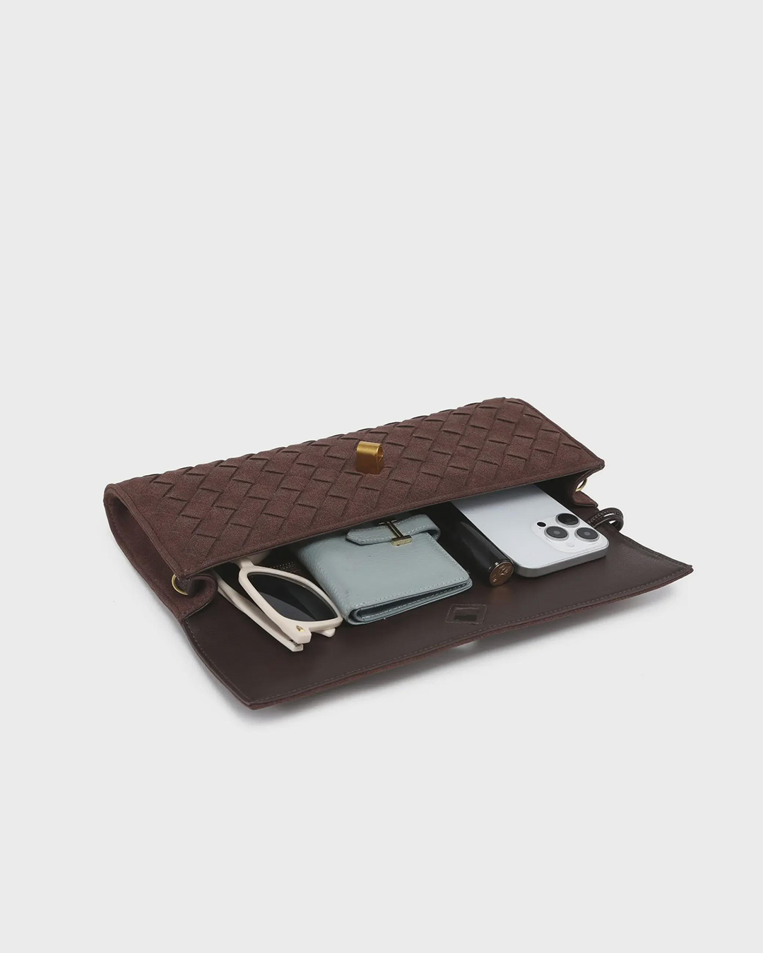 Amara Clutch Väska i Mocka